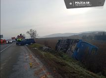 Tragická zrážka autobusu a osobného auta: Hlásia obeť a šesť zranených