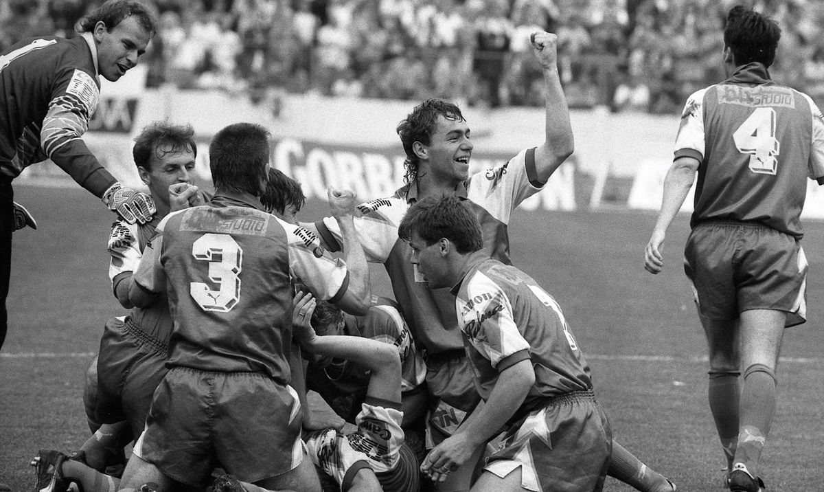 Rok 1992: Jaroslav Timko ( so zdvihnutou rukou)...