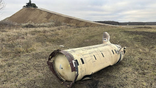 Trosky rakety ATACMS nájdené na území letiska...