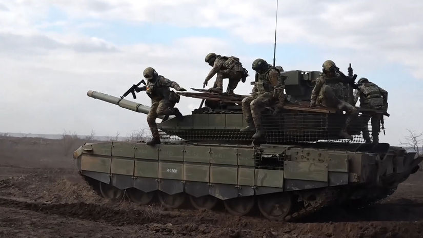 Ruskí vojaci zoskakujú z tanku T-90M počas...