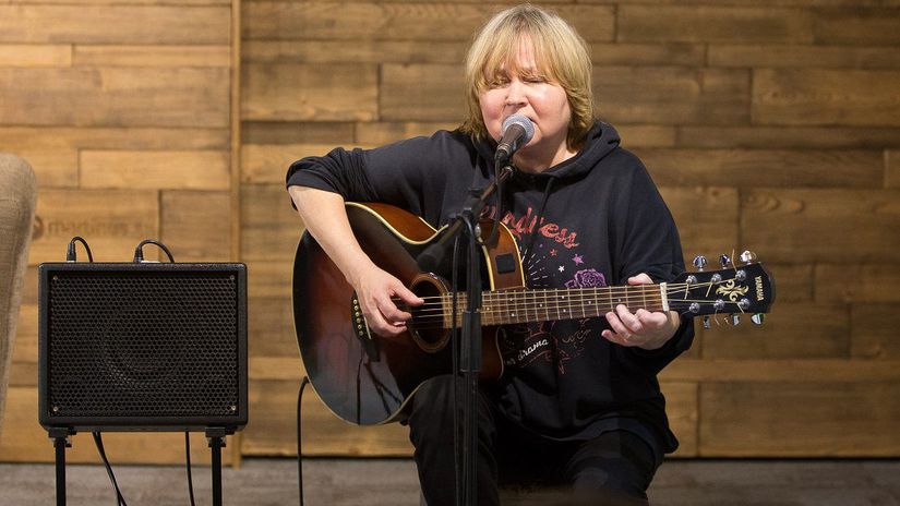 Gitaristka, skladateľka a pesničkárka Soňa...