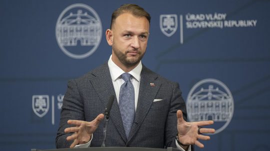 Šutaj Eštok vyrazil do boja so „zlobou“ na internete. Inšpiruje sa v Nemecku. V deň výročia atentátu spomínal najmä opozíciu