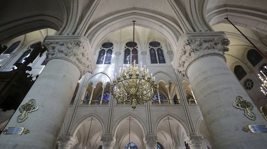 Zrekonštruovaná katedrála Notre-Dame,  29....