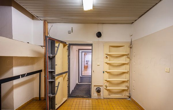 Typický protiatómový kryt civilnej obrany ČSSR...