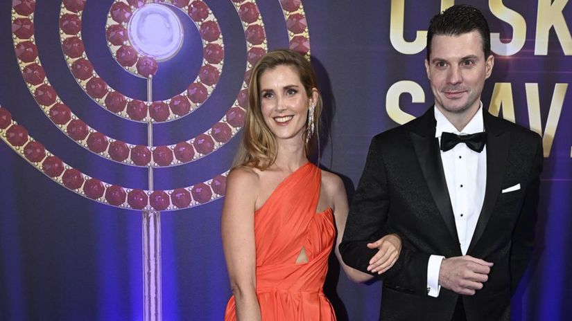 Jana Bernášková a jej doprovod Martin Hranáč...