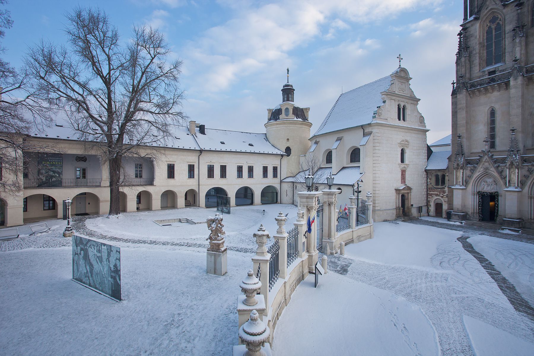 Čestné nádvorie Arcidiecézneho múzea v Olomouci.