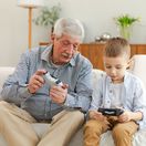 dôchodca, dedko, starý otec, vnuk, dieťa, playstation
