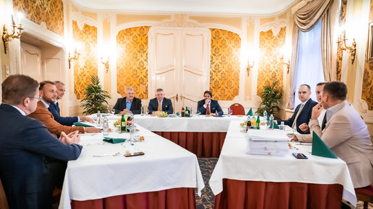 Napätie v koalícii opäť rastie. Komunikácia je nulová, sťažuje sa SNS. Lídri sa spolu nestretli ani raz od zažehnania krízy