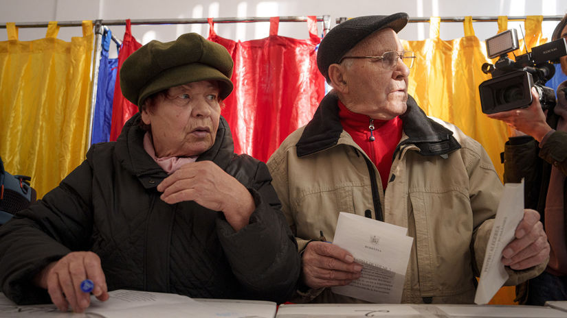 Penzisti volia v Bukurešti počas 1. kola...