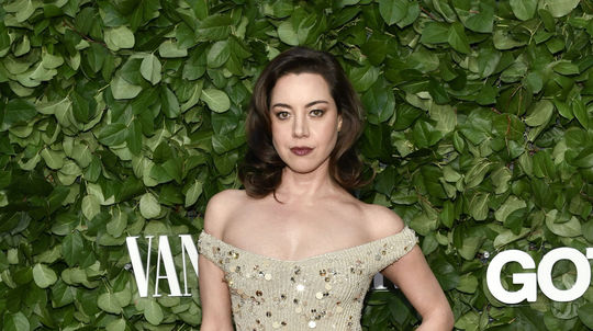Herečka Aubrey Plaza v kreácii Fendi Haute...