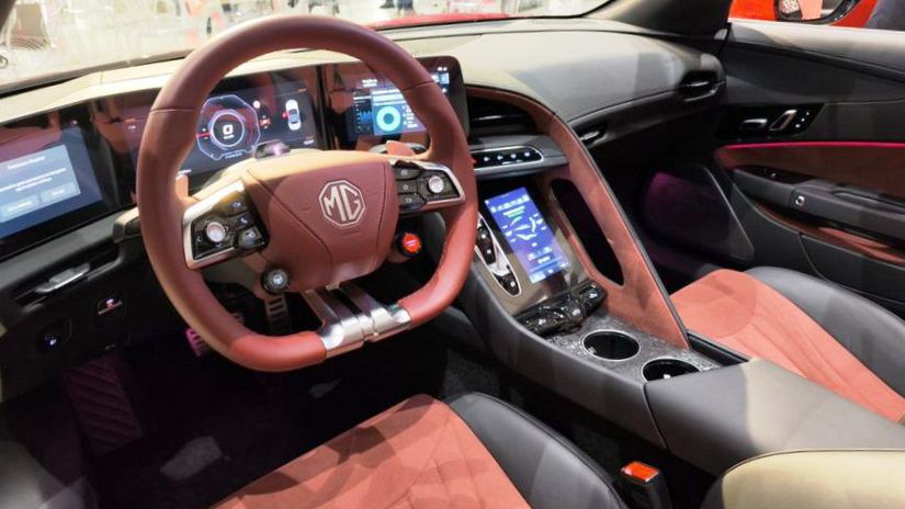 Kokpit je osadený až trojicou displejov, ktoré...