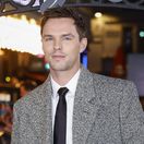 Herec Nicholas Hoult na premiére filmu Nosferatu.