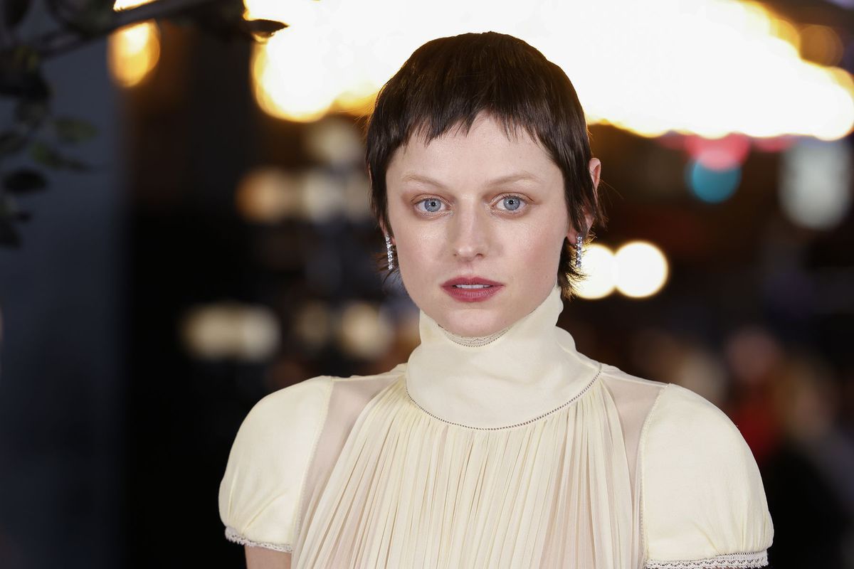 Herečka Emma Corrin v kreácii Alexander McQueen...