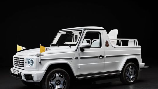 Mercedes-Benz G580 EQ Popemobile - 2024