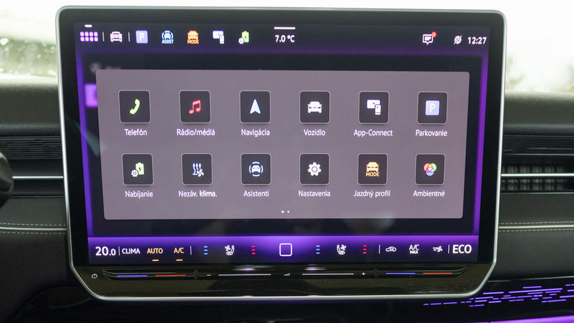 Pätnásťpalcový infotainment má brilantnú...
