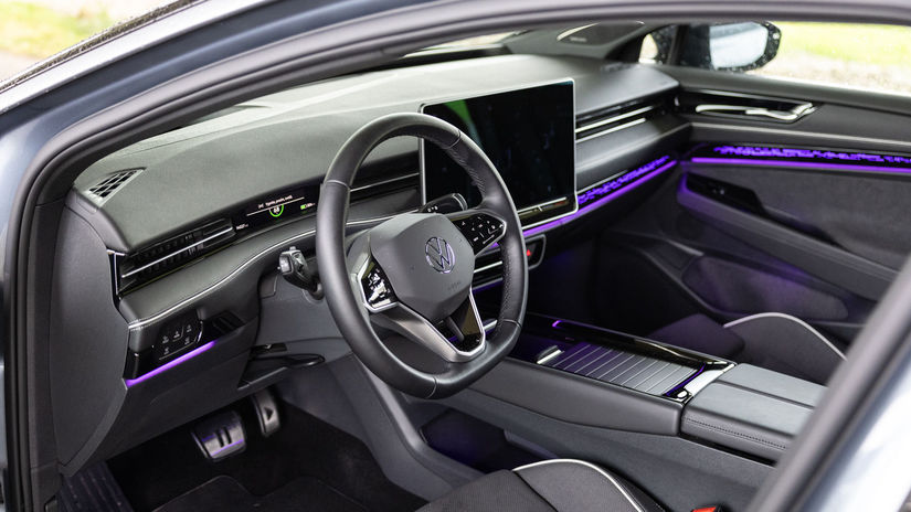 Interiér je pomerne strohý, ale veľmi kvalitný...