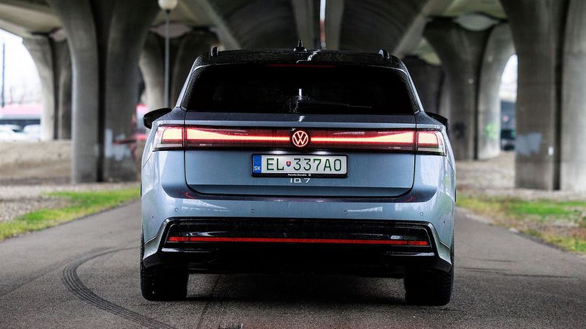 Ani vzadu nechýba diódová lišta a svietiace logo.