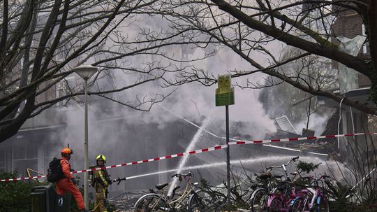 Po požiari a výbuchu sa čiastočne zrútil bytový...