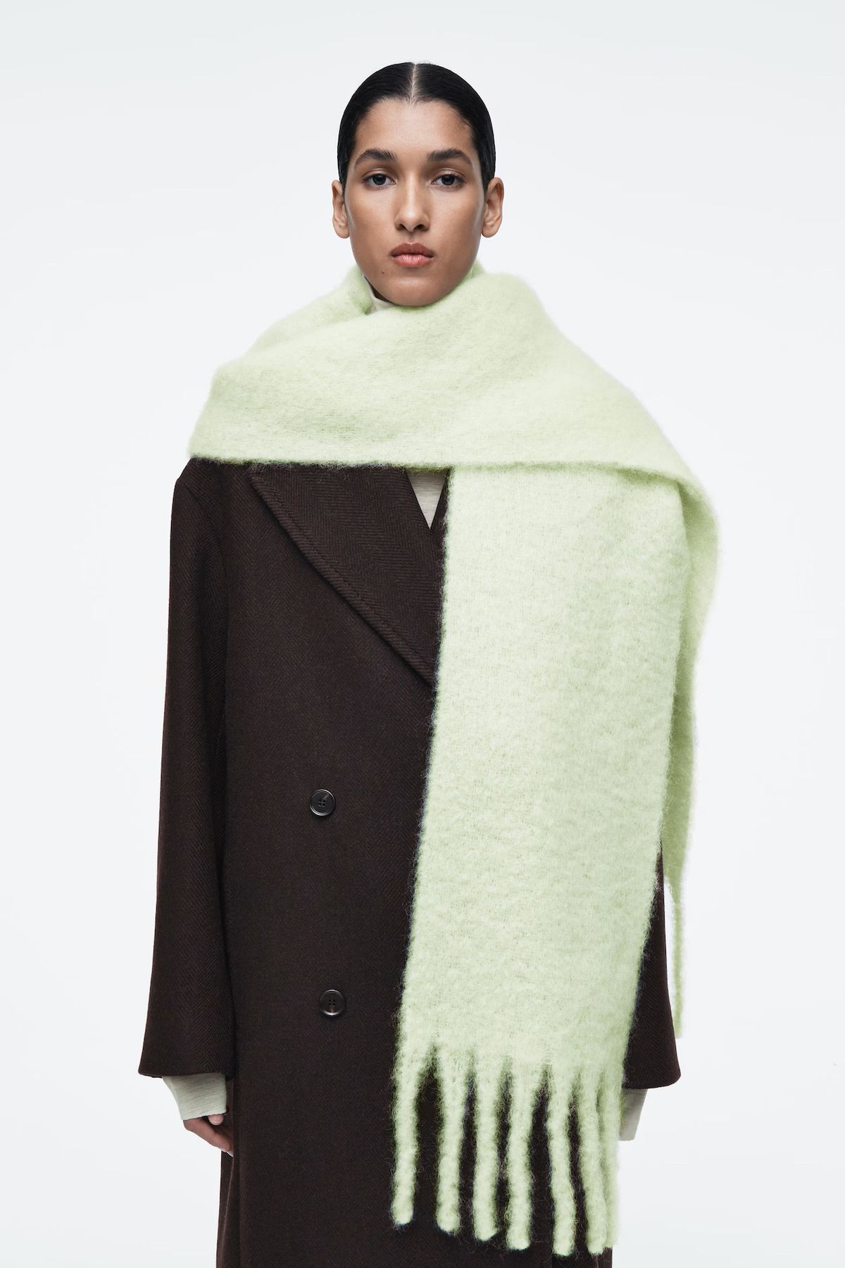 Mohérový šál COS, predáva sa za 89 eur.