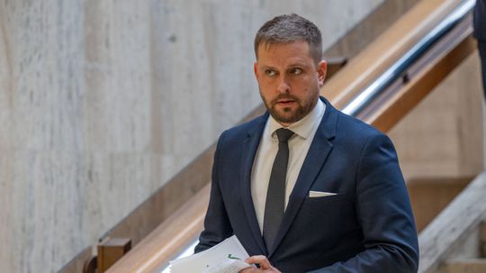 Šaško varuje pred klamstvami: Lockdowny a očkovania nikto prikazovať nebude. Minister avizuje ďalšie kroky, opozícia volá po jeho demisii