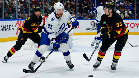 Trpká noc Slovákov v NHL: Calgary a New Jersey s vysokými prehrami, obranca Černák nedohral