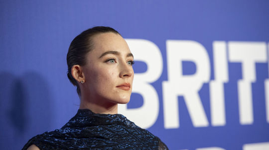Herečka Saoirse Ronan v kreácii Erdem. 