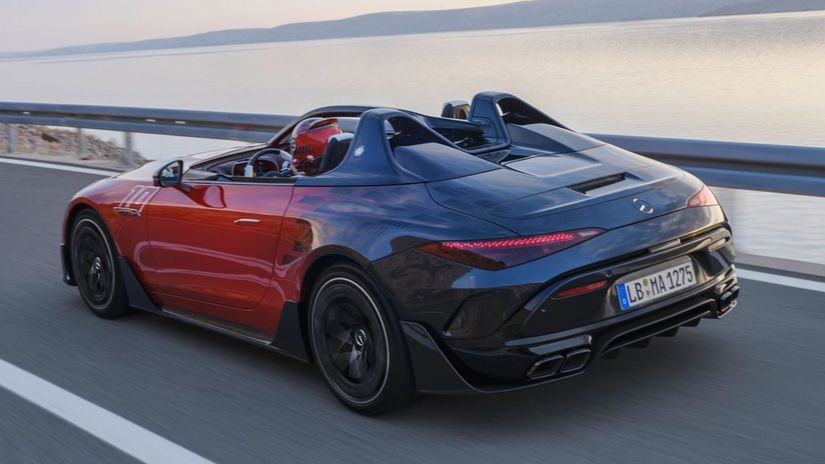 Exkluzívny roadster je lakovaný červeným...