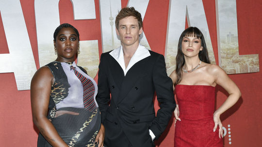 Herečky Lashana Lynch (vľavo) a Ursula Corbéro...