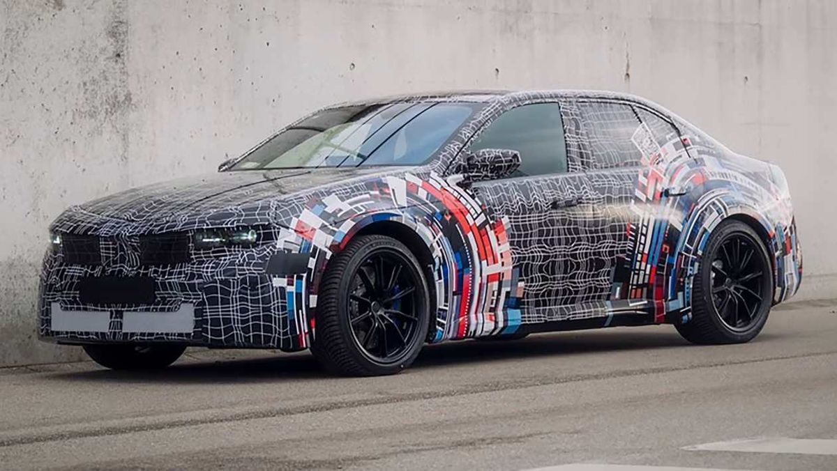 Zamaskovaný prototyp BMW iM3 naznačuje grafikou...