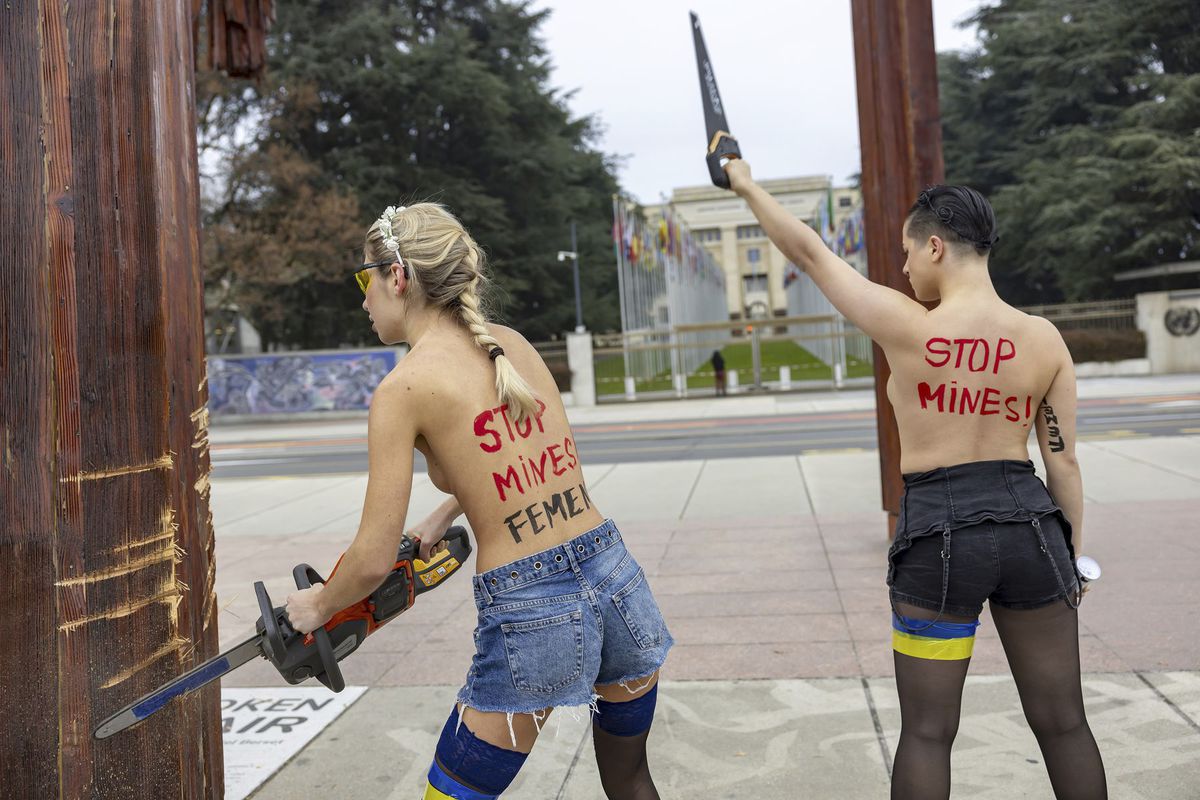 Aktivistky feministickej skupiny Femen...