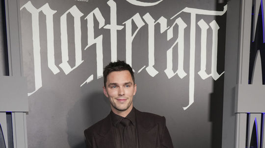 Herec Nicholas Hoult uviedol snímku Nosferatu.