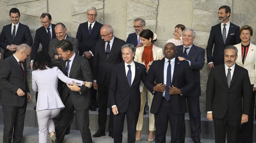 Generálny tajomník NATO Mark Rutt (vpredu...