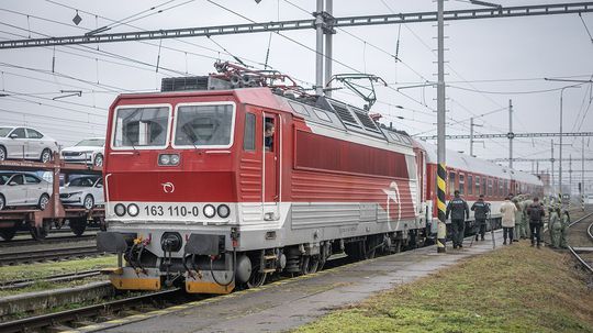 Na trati Tvrdošovce - Trnovec nad Váhom bola prerušená doprava, vlaky meškajú
