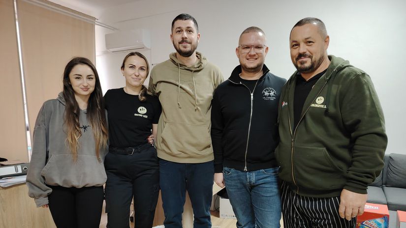 Riadiace centrum a jeho pracovníci v...