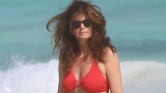 Supermodelka Cindy Crawford (58) na pláži v...