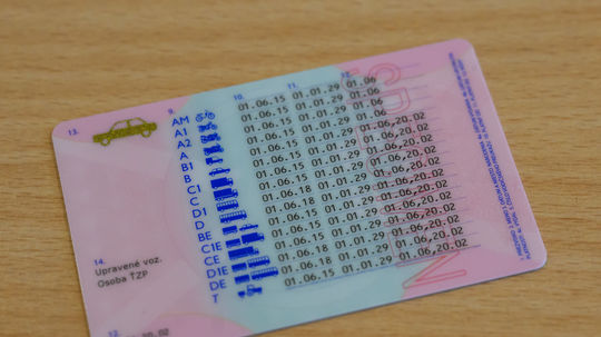 Inšpekcia rezortu vnútra obvinila policajtku. Mala brať úplatky za vracanie vodičských preukazov