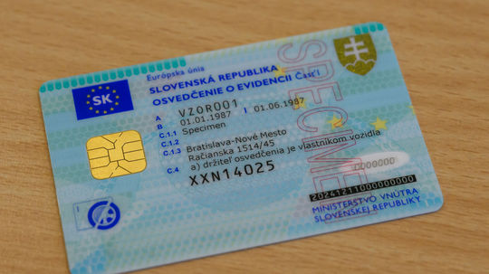 Na snímke osvedčenie o evidencii vozidla...