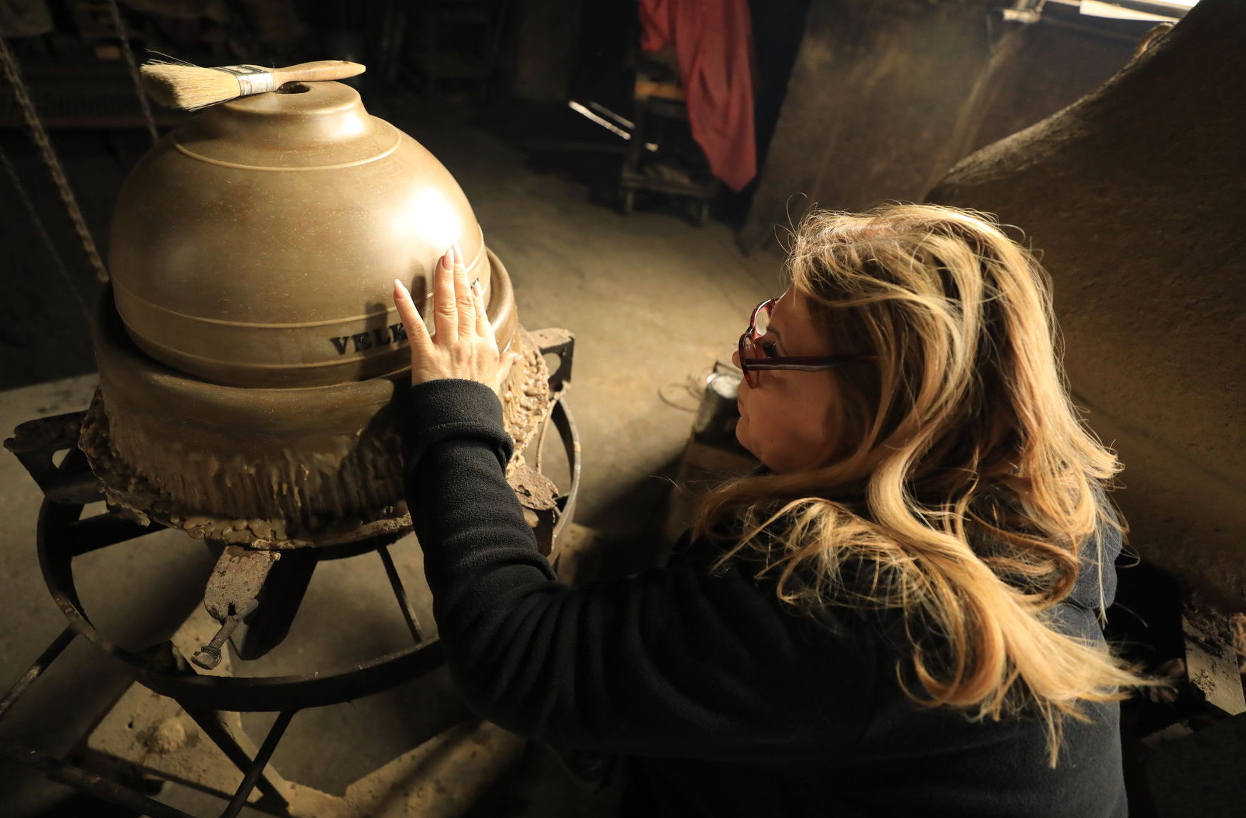 Leticie Dytrychová zdobí voskový model zvonu.