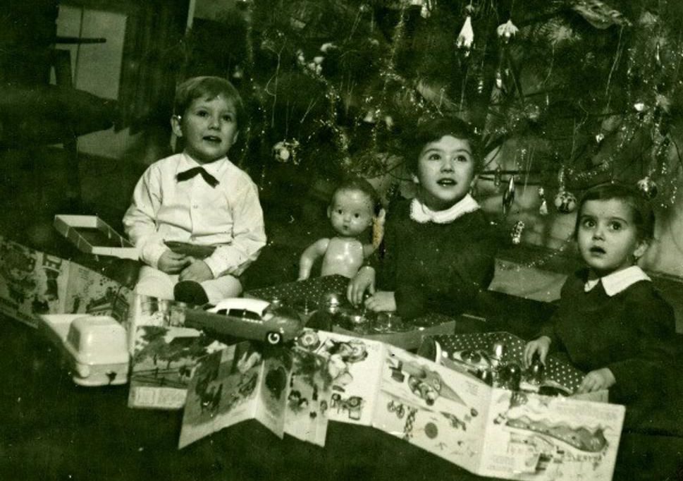 Deti sa potešili aj hračkám z plastu. Rok 1964.