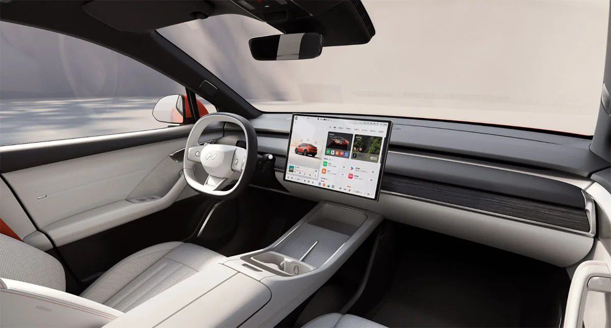 Interiér je minimalistický, dominuje mu...