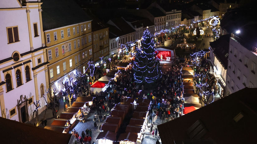 Na snímke vianočné remeselné trhy a vianočná...