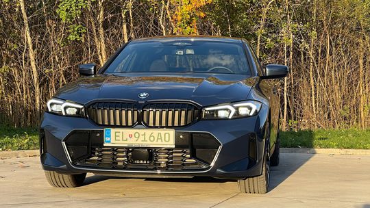 BMW 330e xDrive (2024)