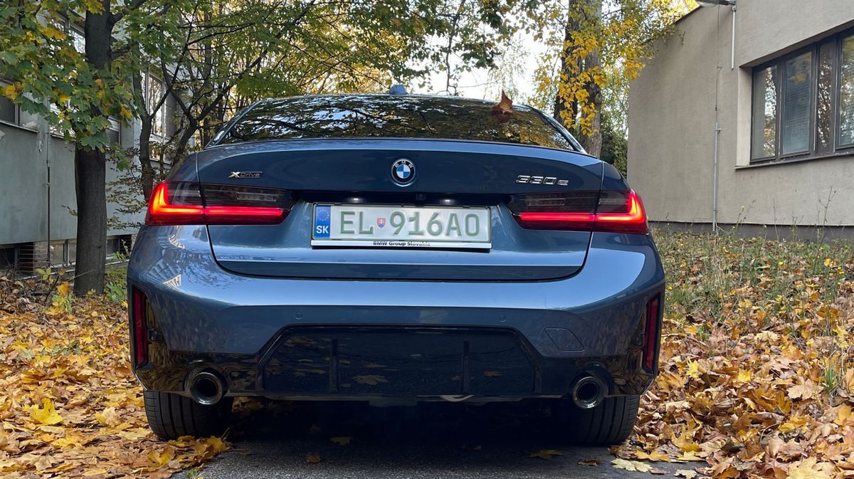 BMW 330e má výrazný svetelný podpis a vzadu...