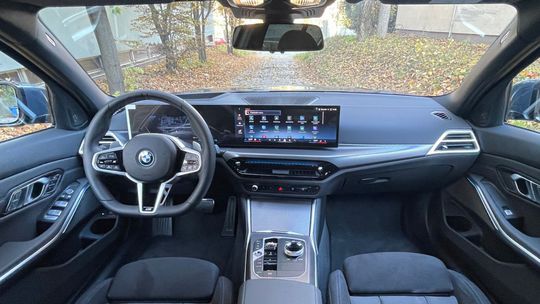 BMW 330e xDrive (2024)