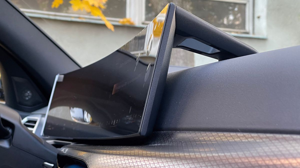 Oba hlavné displeje sú skryté pod takýmto...