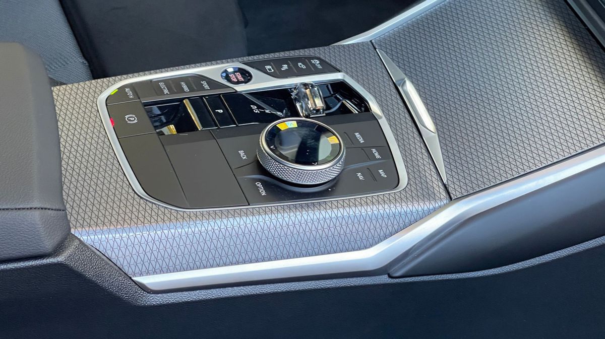 Na prístrojovke je len minimum tlačidiel, viac...