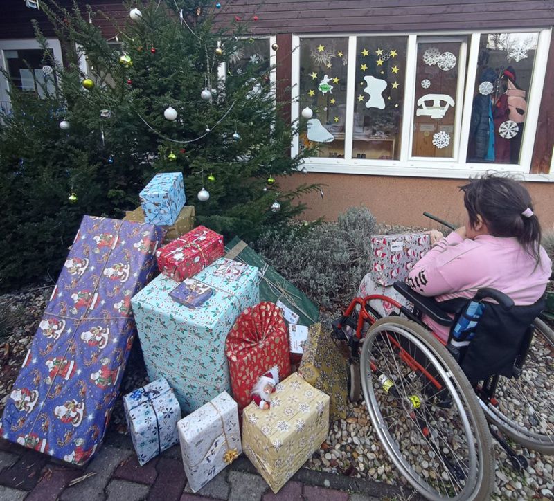 Medzi obdarovanymi boli deti  seniori  ludia...