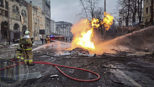 Hasiči pracujú na mieste po ruskom raketovom...