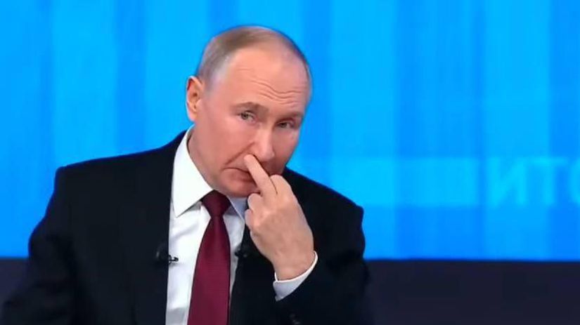 Šéf Kremľa Vladimir Putin so vztýčeným...