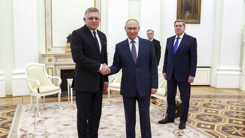 Premiér Robert Fico (vľavo) a ruský prezident...